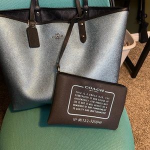 Large reversible coach tote